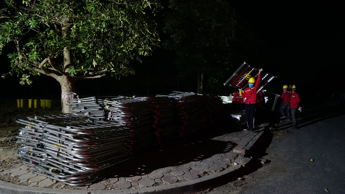 Các cán bộ nhân viên Sun Group và nhà thầu đã làm việc với tinh thần dốc toàn lực, năng suất gấp 2, 3 lần, từ 7h sáng đến 23h đêm mỗi ngày. Sau 7 ngày thi công thần tốc, BVDC số 3 đã cơ bản hoàn thiện, về đích trước 2 ngày so với cam kết với tỉnh Hải Dương. “So với BVDC Tiên Sơn, BVDC số 3 Hải Dương được thi công trong một số điều kiện khó khăn hơn. Thời điểm cận Tết nên việc tìm được nhân công, nhà thầu chấp thuận đi vào tâm dịch là điều không dễ dàng. Tuy nhiên, chúng tôi dốc sức làm việc hết công suất để đưa bệnh viện sớm đi vào vận hành, kịp thời”, anh Đoàn Khắc Trung, Chỉ huy trưởng công trình BVDC số 3 chia sẻ. 