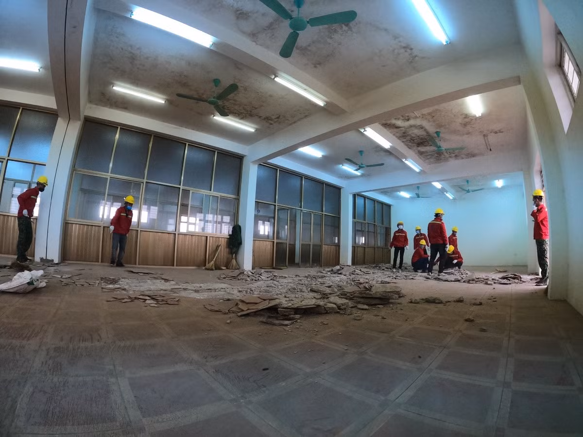 Hệ thống điện nước sơ sài, sơn tường bong tróc, mốc meo, phòng ốc dột nát, nền nhà gạch vỡ vụn, khu nhà vệ sinh xập xệ... Với cơ sở vật chất thiếu thốn, xuống cấp, Trung Tâm Thực hành Thực nghiệm của Trường Đại học Sao Đỏ, cơ sở 2 (TP Chí Linh) chưa đảm bảo tiêu chuẩn về mặt hạ tầng để vận hành Bệnh viện Dã chiến.