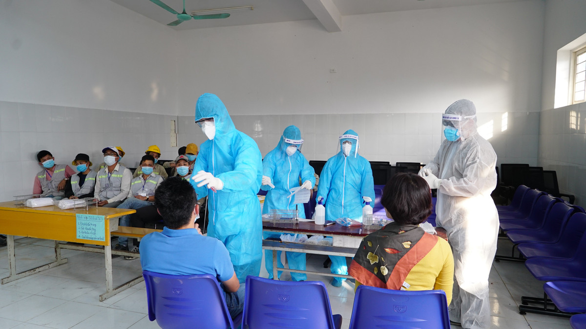 Để đảm bảo an toàn tuyệt đối trong suốt quá trình thi công, toàn bộ đội ngũ tham gia thực hiện công trình đều được xét nghiệm COVID-19, đo thân nhiệt thường xuyên. Ngoài ra, công tác phun khử khuẩn toàn bộ khu vực BVDC số 3 cũng được lực lượng y tế của Hải Dương triển khai quyết liệt.