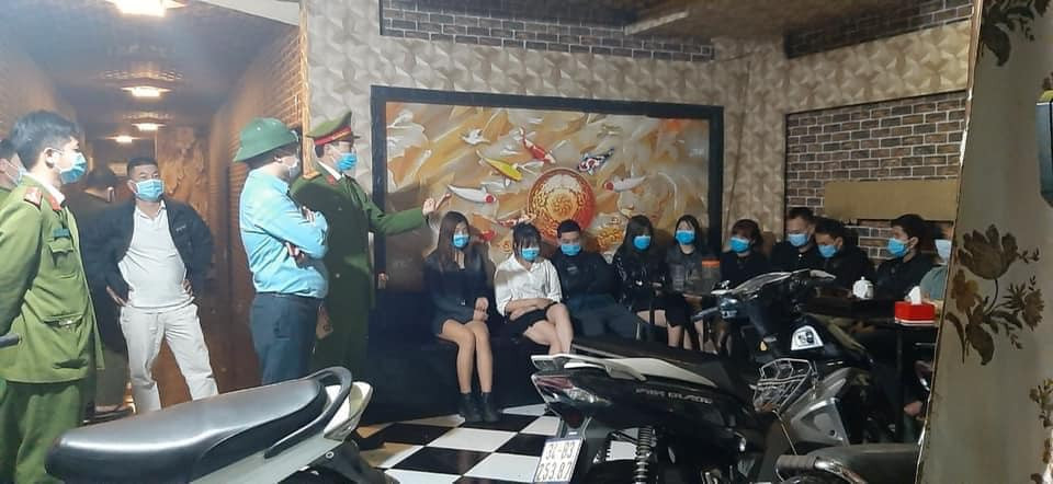 Quan karaoke bat chap hoat dong, 359 truong hop vi pham chong dich-Hinh-2