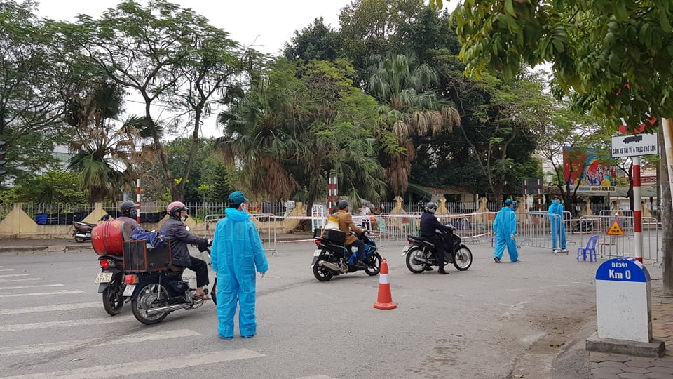 Lực lượng chức năng siết chặt kiểm soát tại các chốt.