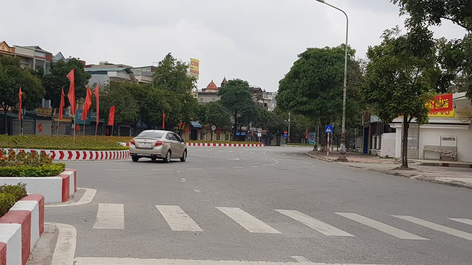 Một xe ô tô buộc phải quay đầu.