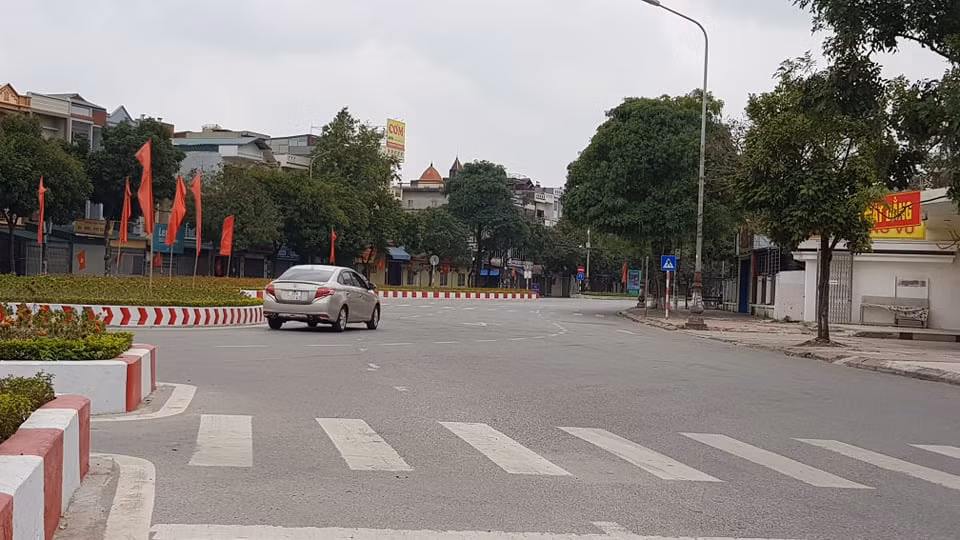 Một xe ô tô buộc phải quay đầu.