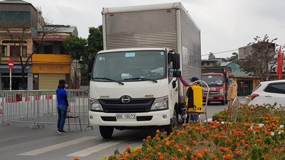Xe chở hàng hóa kinh doanh cũng được qua chốt và kiểm tra nhiệt độ đầy đủ.