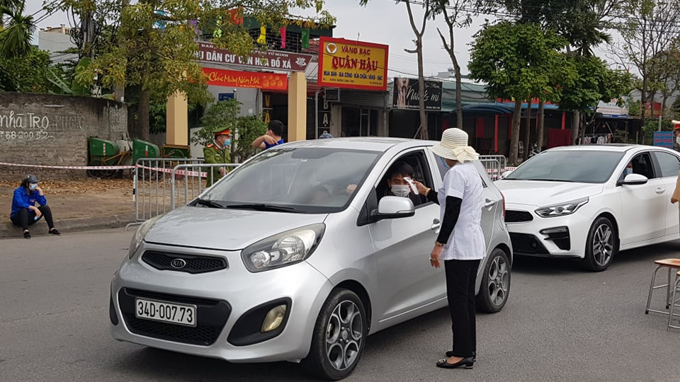 Xe đủ điều kiện qua chốt được kiểm tra y tế.