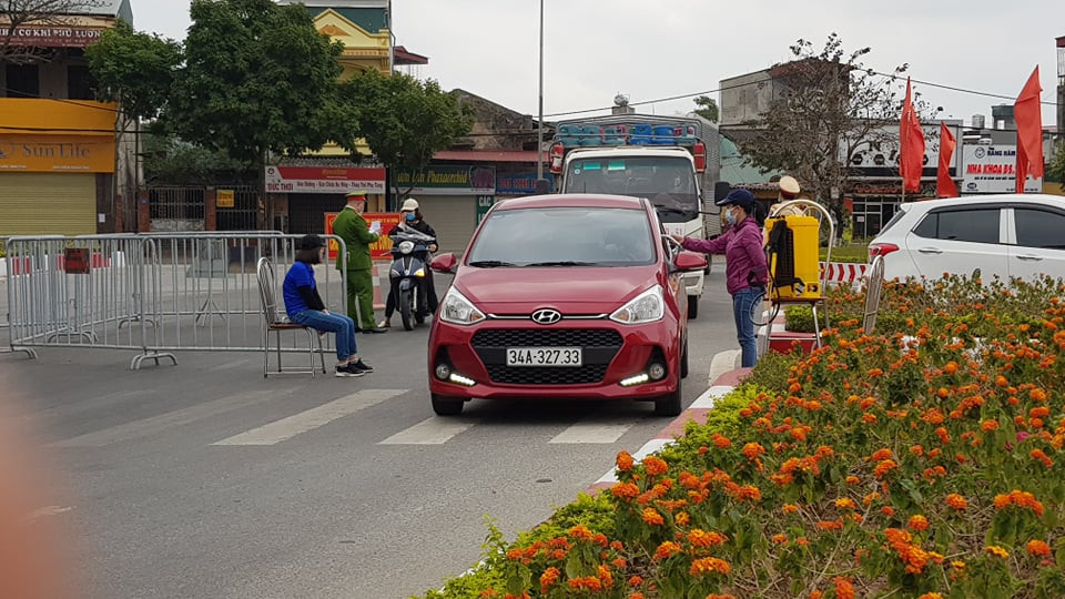 Các phương tiện qua chốt đều được kiểm tra chặt chẽ.