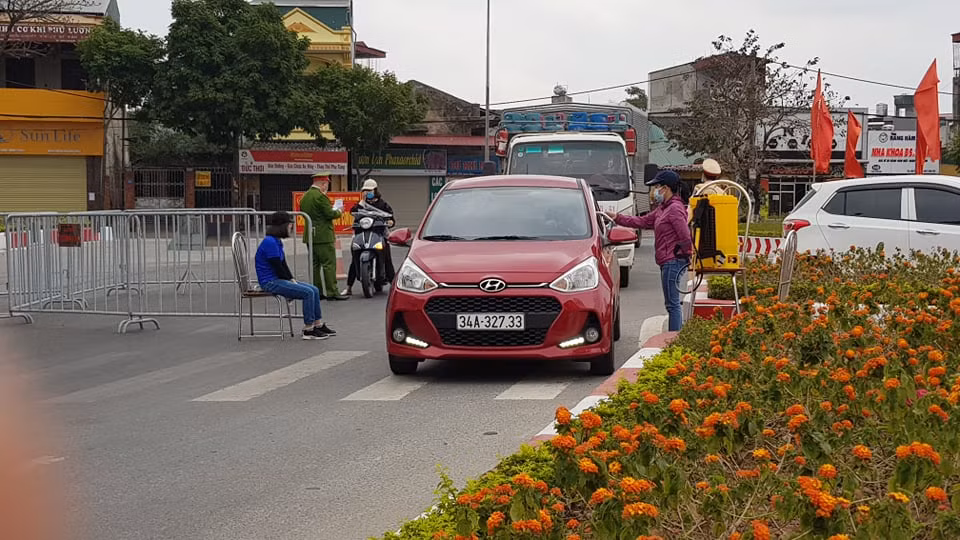 Các phương tiện qua chốt đều được kiểm tra chặt chẽ.