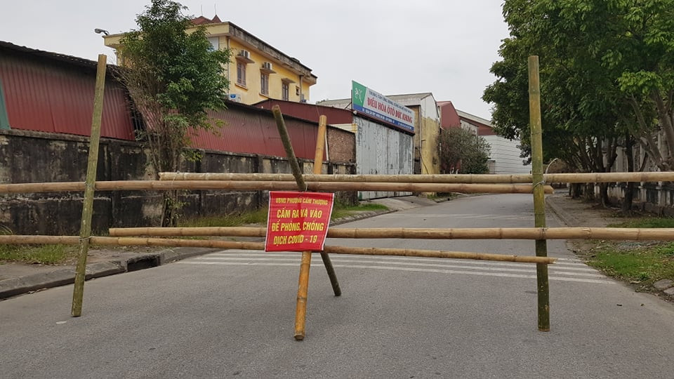 Ngoài các chốt kiểm soát, các đường lối ra QL5 cũng được rào kín.