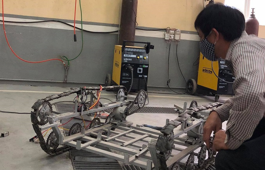 Tối 18/2, chủ trương nghiên cứu, chế tạo “Robot vận chuyển nhu yếu phẩm phòng chống dịch COVID-19” đã được Ban Giám hiệu Trường Đại học Sao Đỏ phê duyệt. Sáng sớm hôm sau, “Nhóm nghiên cứu” do TS Đỗ Văn Đỉnh và 5 cán bộ, giảng viên giàu kinh nghiệm của 2 khoa Điện và Cơ khí bắt đầu nhóm họp, bàn bạc, lên bản vẽ thiết kế… 