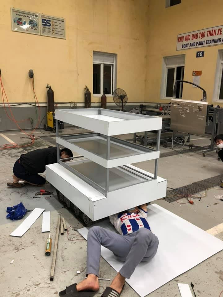 Robot sử dụng nguồn điện 1 chiều (12V, có thể chạy 4 ngày liên tục mới phải nạp thêm), di chuyển trên hệ thống bánh xích giống xe tăng, cao 1,5m, với 3 tầng giá đựng có thể chứa cơm, quần áo, nước sát khuẩn và các vật dụng khác phục vụ trong các bệnh viện dã chiến, khu cách ly y tế tập trung. Mỗi lần vận chuyển robot này có thể mang theo hơn 100kg nhu yếu phẩm. 