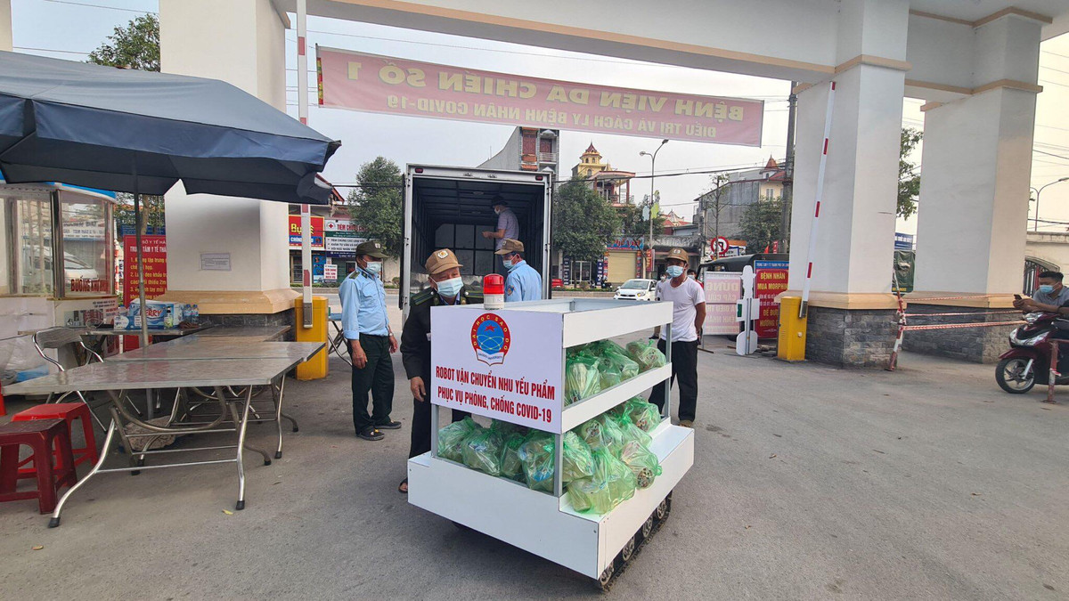 Việc sử dụng robot sẽ hạn chế đến mức thấp nhất việc tiếp xúc gần giữa người với người trong khu cách ly tập trung hoặc trong các bệnh viện dã chiến. Điều này sẽ giảm nguy cơ lây nhiễm virus SARS-CoV-2. 