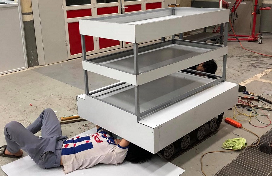 Với bộ điều khiển bằng tay, người sử dụng có thể điều khiển robot di chuyển tiến, lùi, rẽ phải, rẽ trái tùy ý trong bán kính 200m. Robot này có thể di chuyển trên bề mặt có độ dốc, nghiêng. 