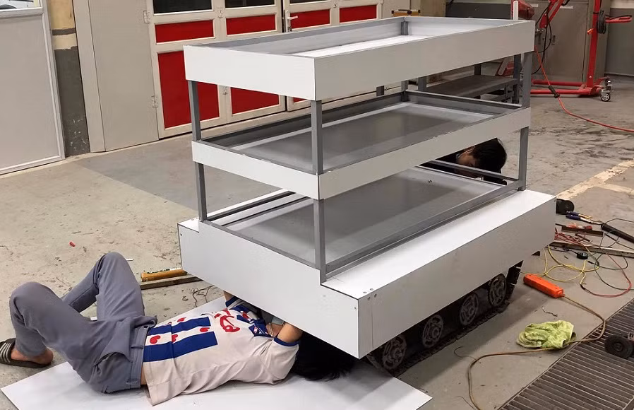 Với bộ điều khiển bằng tay, người sử dụng có thể điều khiển robot di chuyển tiến, lùi, rẽ phải, rẽ trái tùy ý trong bán kính 200m. Robot này có thể di chuyển trên bề mặt có độ dốc, nghiêng. 