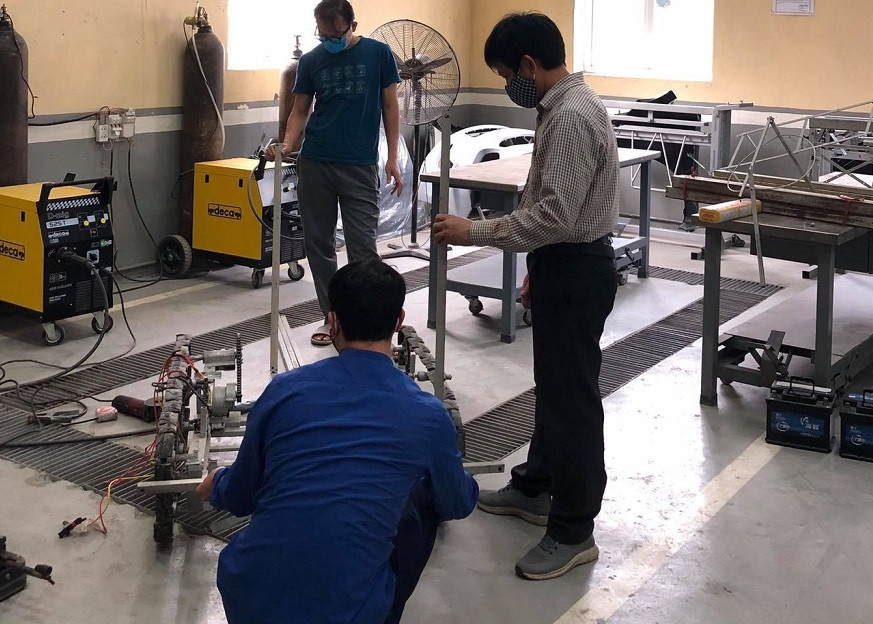 Chỉ sau khoảng 3 giờ, nhóm đã hoàn thành nghiên cứu và lên bản vẽ thiết kế. Tuy nhiên để bắt đầu chế tạo nhóm phải đợi nguyên liệu từ Hà Nội chuyển về. Suốt từ sáng 19 đến trưa 20/2, các thành viên trong nhóm nghiên cứu đã làm việc liên tục, với quyết tâm hoàn thành chế tạo robot sớm phút nào hay phút ấy. 