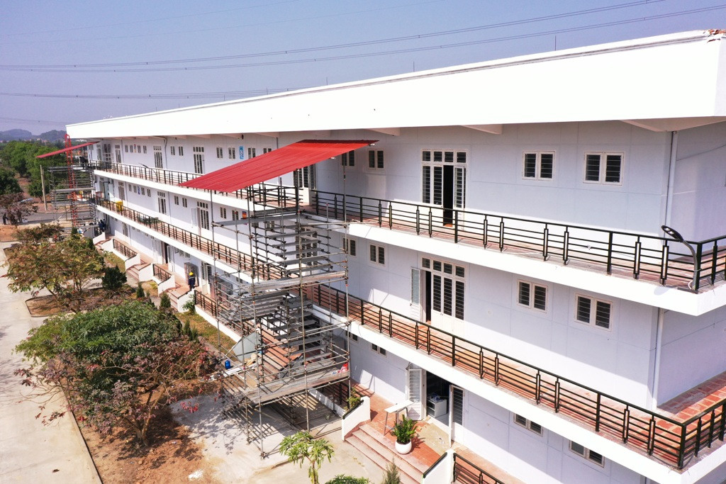 Bệnh viện dã chiến (BVDC) số 3 được xây dựng tại Trung tâm Thực hành Thực nghiệm, trường Đại học Sao Đỏ - Cơ sở 2 (Chí Linh, Hải Dương) trên tổng diện tích mặt bằng hơn 5.230m2, cung cấp 236 giường bệnh cùng hệ thống trang thiết bị hiện đại, cơ sở vật chất đạt tiêu chuẩn phòng chống dịch CoVID-19. 