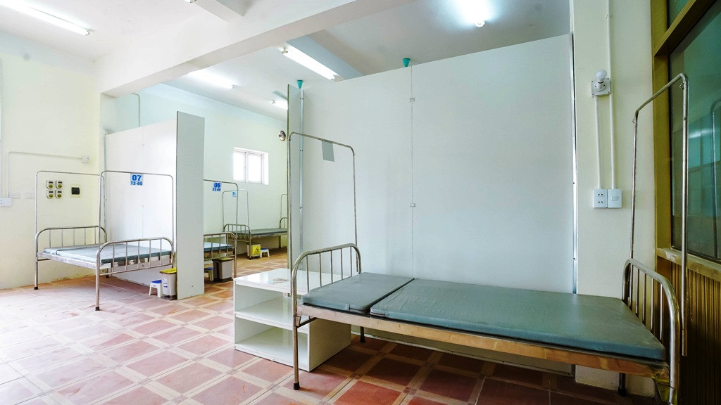 Đặc biệt, ngoài cải tạo, mở rộng hai phòng vệ sinh cũ của Trung tâm Thực hành Thực nghiệm, Sun Group cũng đã thi công, lắp đặp thêm 8 nhà vệ sinh mới, rộng rãi để phục vụ nhu cầu sinh hoạt cho các bệnh nhân. Khu vực phòng tắm và vệ sinh của y bác sỹ cũng được xây độc lập với khu vực của các bệnh nhân để đảm bảo an toàn cho đội ngũ y bác sỹ.