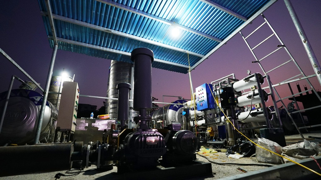 Hệ thống điện của tòa nhà được nâng cấp công suất, từ việc chỉ duy trì đèn chiếu sáng và quạt điện thì nay có thể chạy nhiều loại thiết bị hiện đại phục vụ cho việc vận hành BVDC như: điều hòa, hệ thống kiểm soát, camera, hệ thống bình nóng lạnh…. Toàn bộ hệ thống nước, xả thải cũng được đầu tư cải tạo, nâng cấp để đảm bảo BVDC số 3 vận hành trơn tru và đáp ứng yêu cầu phòng dịch, tránh lây nhiễm chéo.