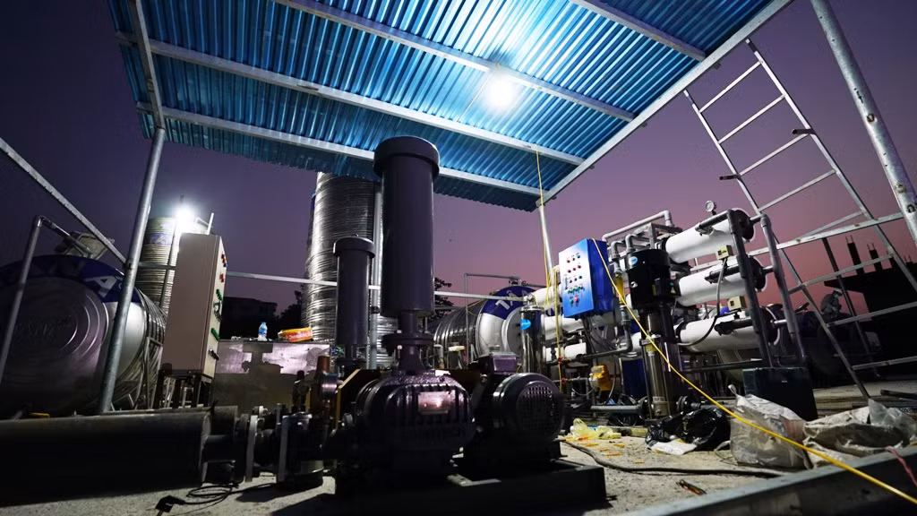 Hệ thống điện của tòa nhà được nâng cấp công suất, từ việc chỉ duy trì đèn chiếu sáng và quạt điện thì nay có thể chạy nhiều loại thiết bị hiện đại phục vụ cho việc vận hành BVDC như: điều hòa, hệ thống kiểm soát, camera, hệ thống bình nóng lạnh…. Toàn bộ hệ thống nước, xả thải cũng được đầu tư cải tạo, nâng cấp để đảm bảo BVDC số 3 vận hành trơn tru và đáp ứng yêu cầu phòng dịch, tránh lây nhiễm chéo.