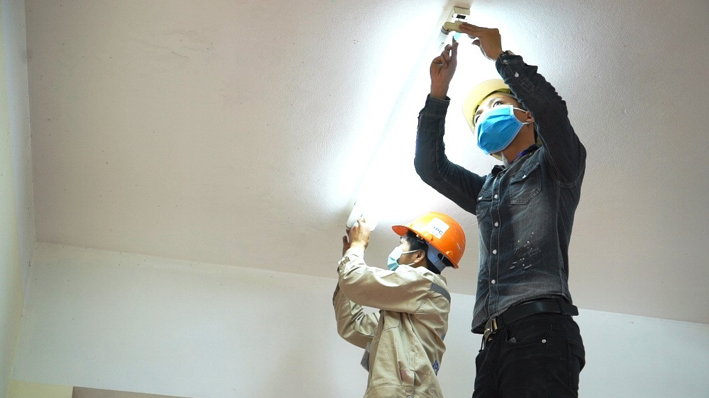 Để đảm bảo an toàn tránh lây nhiễm chéo, bệnh viện được lắp đặt thêm 4 cầu thang thép ngoài trời để phân luồng bệnh nhân và một vận thang để vận chuyển trang thiết bị... Các phòng bệnh được bố trí đầy đủ trang thiết bị cần thiết phục vụ bệnh nhân như: giường bệnh, kệ để đồ đạc, thùng rác, công tắc, ổ cắm... phục vụ cho công tác thăm khám. 