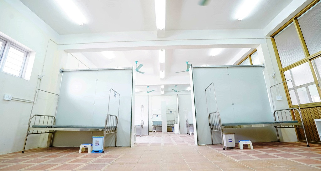 Đối với bệnh nhân nặng, các phòng bệnh được thiết kế rộng gấp đôi để có không gian bố trí máy trợ thở và đo nhịp tim. Bệnh viện cũng được phủ sóng Wi-Fi miễn phí và được trang bị hệ thống đường truyền tốc độ cao phục vụ hội chẩn, khám bệnh trực tuyến. 