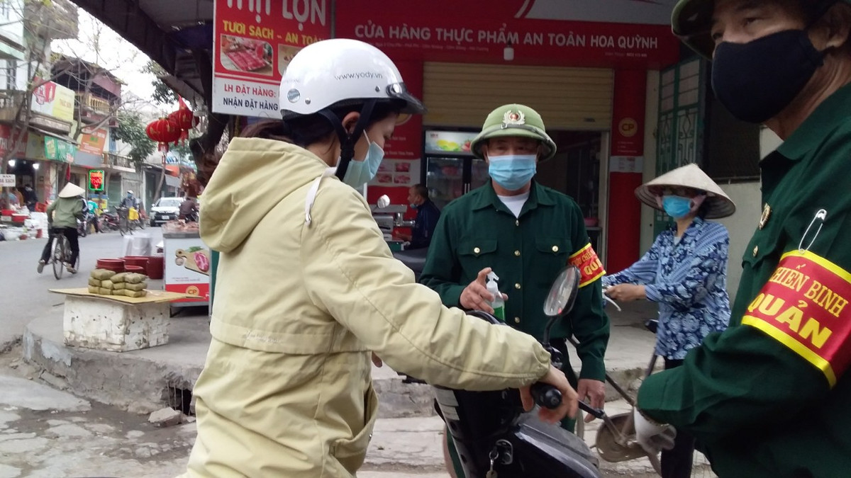 Người dân ra vào chợ đều được kiểm tra y tế nghiêm ngặt.