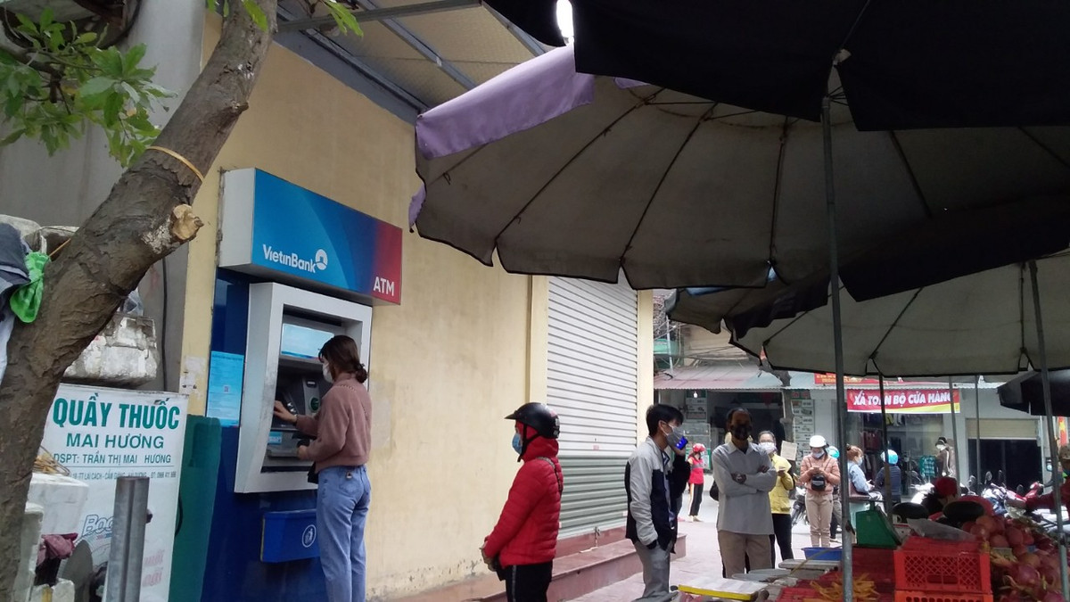 Đảm bảo khoảng cách khi rút tiền tại cây ATM.