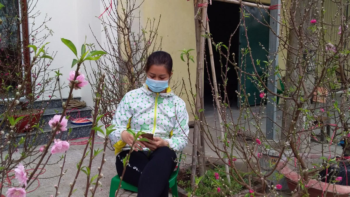 Người bán hoa rảnh rỗi do không có khách mua hoa dù thời khắc giao thừa đến rất gần.