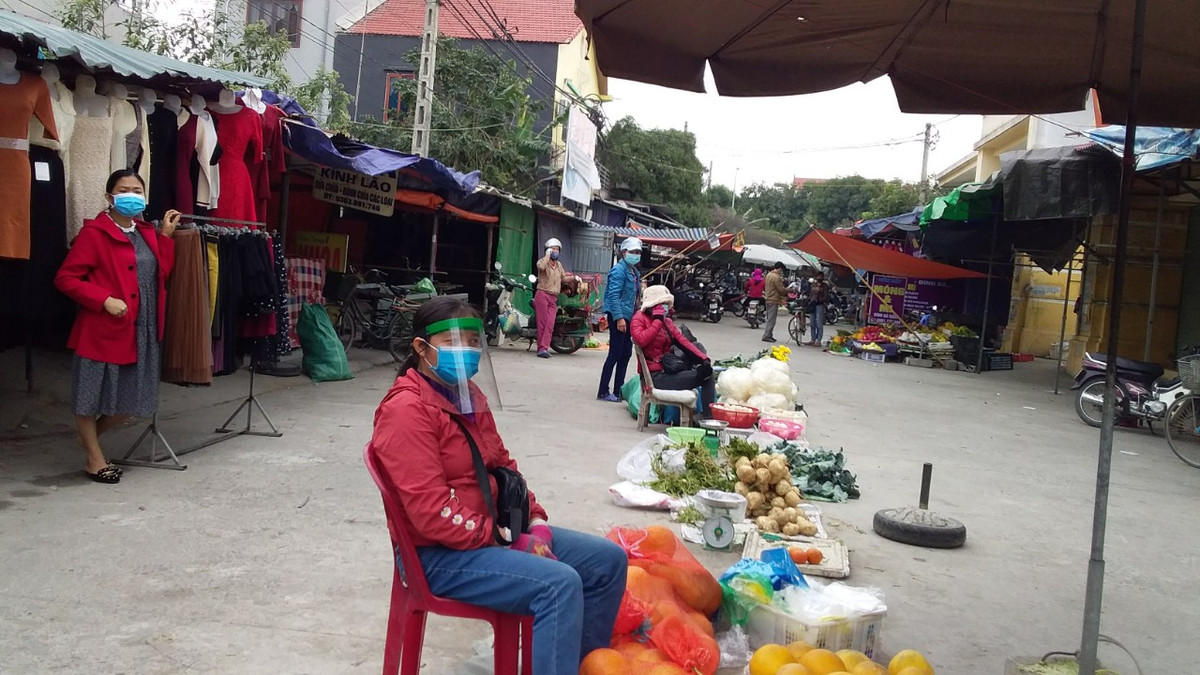 Tuy nhiên trong chợ cũng vắng bóng người.
