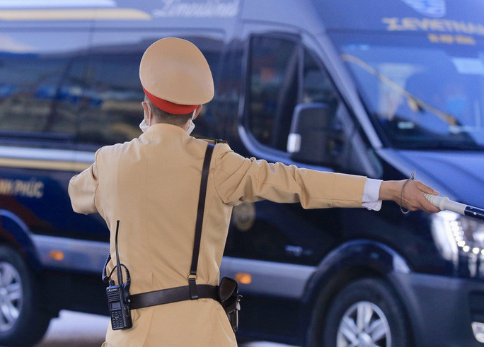 Lực lượng Công an giao thông đang làm nhiệm vụ phân luồng giao thông trong những ngày giáp Tết Nguyên đán Tân Sửu 2021.