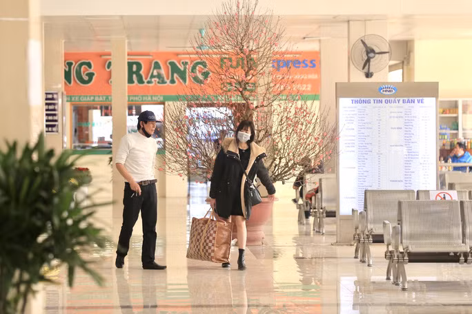 Theo lời ông Doanh, sở dĩ lượng khách đi xe khách về quê giảm đáng kể so với mọi năm bởi dịch Covid-19 quay trở lại đúng dịp cận Tết khiến hành khách sợ đi xe khách đông người. "Về Nam Định khoảng cách cũng không xa nên khi có dịch người dân về xe máy để chủ động công việc. Mấy năm nay lượng xe đưa đón tận nơi số lượng xe tăng chóng mặt cũng khiến nhà xe như chúng tôi mất đi một lượng khách đáng kể"- ông Doanh cho biết.