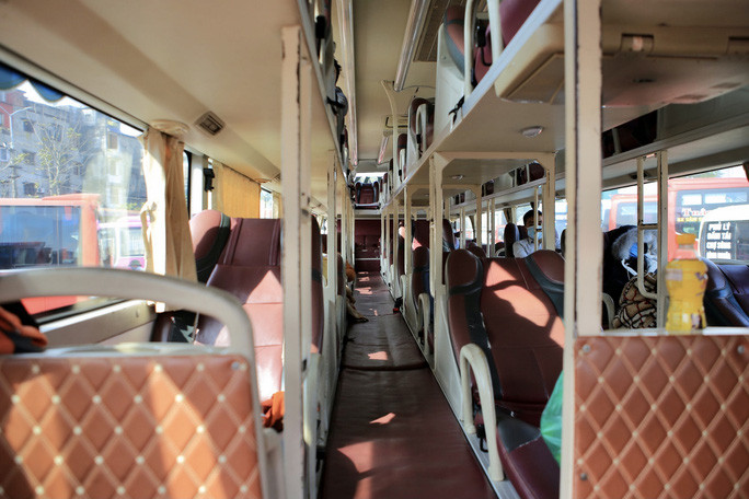 Cả xe giường nằm thênh thang chỉ lác đác vài khách.