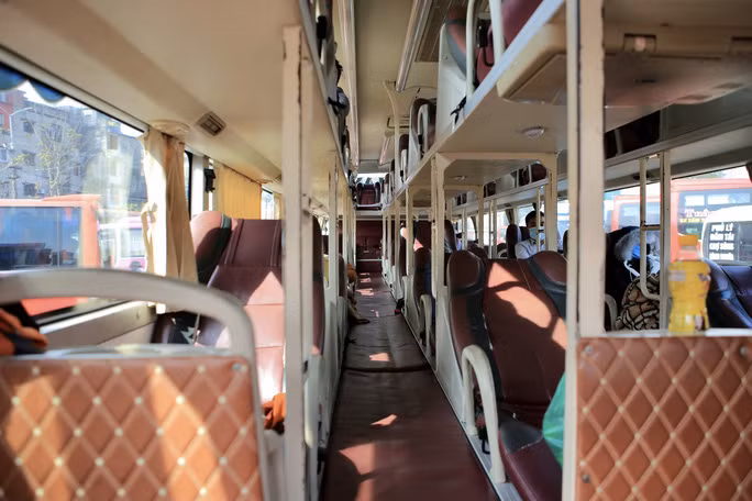 Cả xe giường nằm thênh thang chỉ lác đác vài khách.