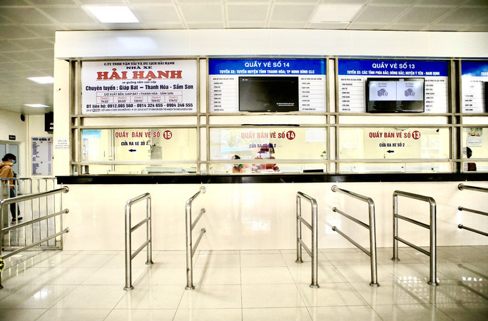 Cũng là tài xế xe khách chuyên tuyến Nam Định - Hà Nội từ năm 1984, ông Phạm Công Doanh bày tỏ: "Tôi đã làm tài xế hơn 30 năm nhưng chưa có năm nào ông chứng kiến cảnh vắng khách như năm nay. Mọi năm xe vừa ra đã đầy khách quay về rồi nhưng năm nay xe nằm ở bến cả tiếng chỉ được vài khách mà còn phải chào khách mỏi miệng. Từ hôm 20 âm lịch đến nay chuyến nào khách về đông nhất chỉ có 12 khách, còn đâu chỉ được 8-9 khách là nhiều".