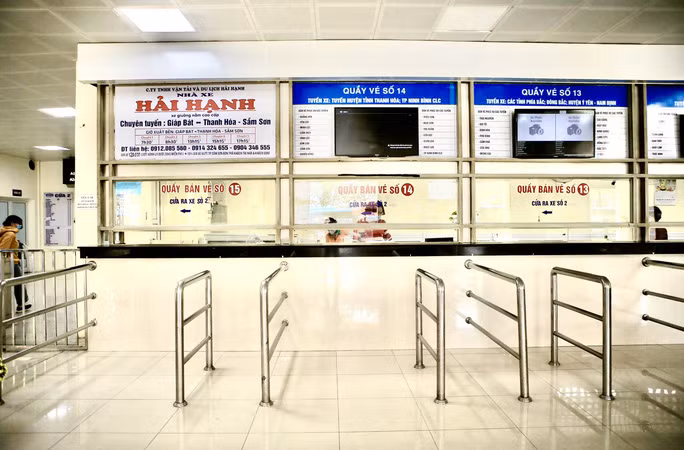 Cũng là tài xế xe khách chuyên tuyến Nam Định - Hà Nội từ năm 1984, ông Phạm Công Doanh bày tỏ: "Tôi đã làm tài xế hơn 30 năm nhưng chưa có năm nào ông chứng kiến cảnh vắng khách như năm nay. Mọi năm xe vừa ra đã đầy khách quay về rồi nhưng năm nay xe nằm ở bến cả tiếng chỉ được vài khách mà còn phải chào khách mỏi miệng. Từ hôm 20 âm lịch đến nay chuyến nào khách về đông nhất chỉ có 12 khách, còn đâu chỉ được 8-9 khách là nhiều".