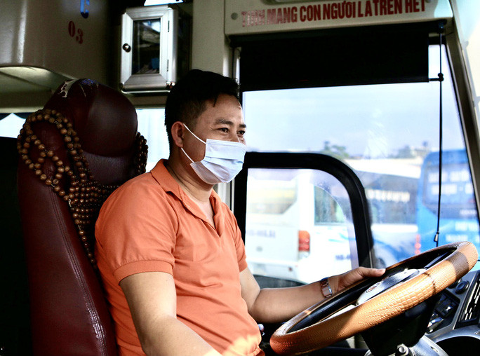 Anh Thành cho biết: "Chưa năm nào thấy khách vắng như vậy. Năm ngoái xe vừa ra bến đã đầy hết chỗ, mỗi ngày còn chạy tăng cường thêm chuyến để phục vụ người dân chứ như năm nay thì ngày chạy 1 chuyến còn chẳng có khách nói gì chạy tăng cường".