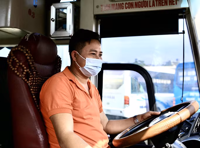 Anh Thành cho biết: "Chưa năm nào thấy khách vắng như vậy. Năm ngoái xe vừa ra bến đã đầy hết chỗ, mỗi ngày còn chạy tăng cường thêm chuyến để phục vụ người dân chứ như năm nay thì ngày chạy 1 chuyến còn chẳng có khách nói gì chạy tăng cường".