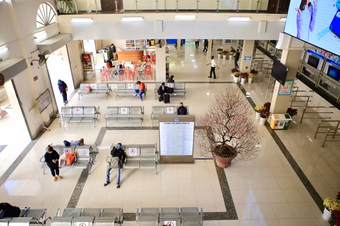 Ông Nguyễn Tất Thành, Giám đốc Bến xe phía Nam, chia sẻ mọi năm tầm này không khí ở bến xe rất nhộn nhịp tuy nhiên năm nay khách chỉ bằng 50% lượng khách năm ngoái. Ông Thành cho biết thêm: "Tôi từng làm ở bến xe nhiều năm nay, nhưng chưa năm nào thấy cảnh bến xe gần Tết mà đìu hiu đến vậy. Như mọi năm là tầm này các nhà xe tăng cường chuyến nhiều nhưng năm nay nhìn lượng khách vào ra bến không phải dùng đến xe tăng cường nữa".