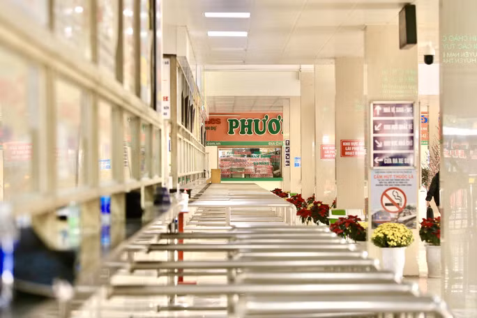 Tại khu mua vé, cảnh tượng vắng hoe, trong ngày lác đác chỉ vài người đến mua.