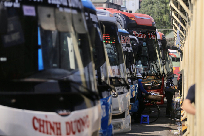 Xe khách đậu tại bến.