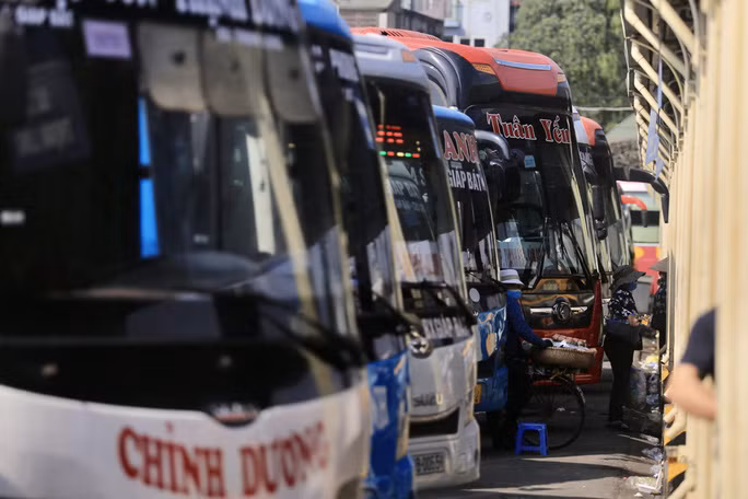 Xe khách đậu tại bến.