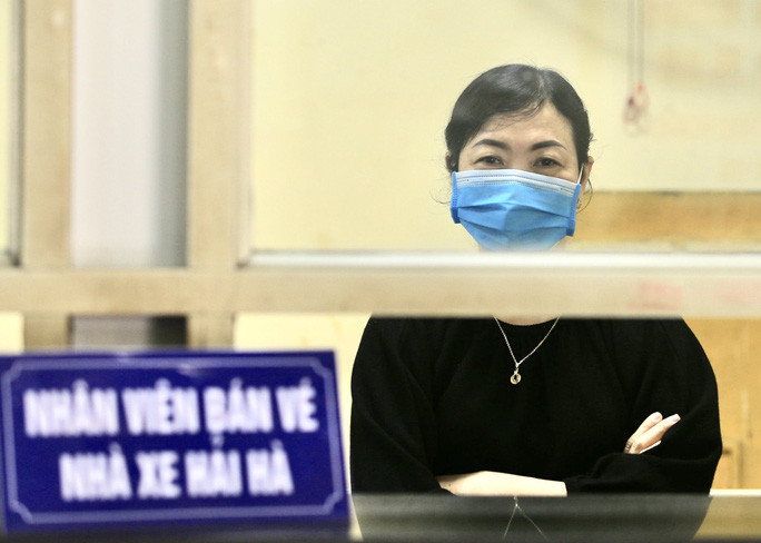 Chị Hương, nhân viên bán vé về Hậu Lộc - Thanh Hóa cho biết từ sáng tới chiều rất ít người hỏi mua vé về quê.