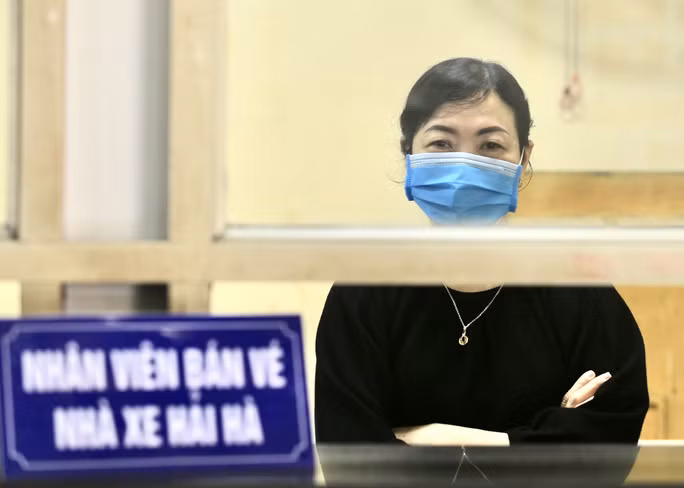 Chị Hương, nhân viên bán vé về Hậu Lộc - Thanh Hóa cho biết từ sáng tới chiều rất ít người hỏi mua vé về quê.