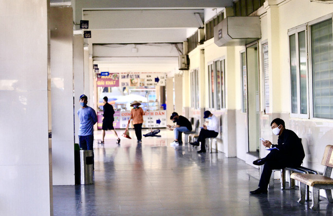 Ngồi trên xe chờ khách về quê, anh Nguyễn Văn Thành, tài xế xe khách chuyên tuyến Thanh Hóa - Hà Nội cho biết: "Chưa năm nào lượng khách đi xe về quê lại vắng như năm nay. Chứ như tầm này năm ngoái, tôi phải xuống cùng với anh phụ xe sắp xếp đồ cho khách nhưng năm nay thì không phải đụng tay."