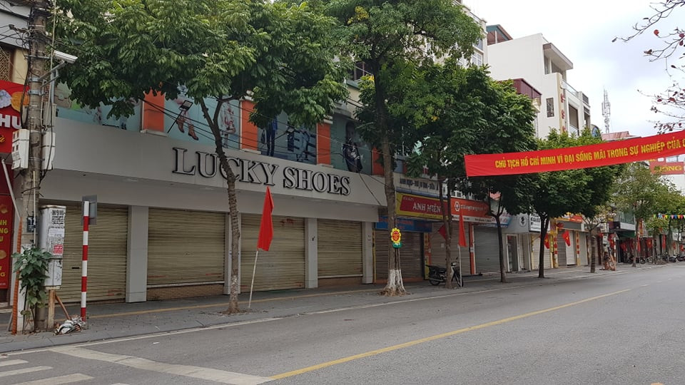 Các cửa hàng vốn sầm uất nay im lìm.