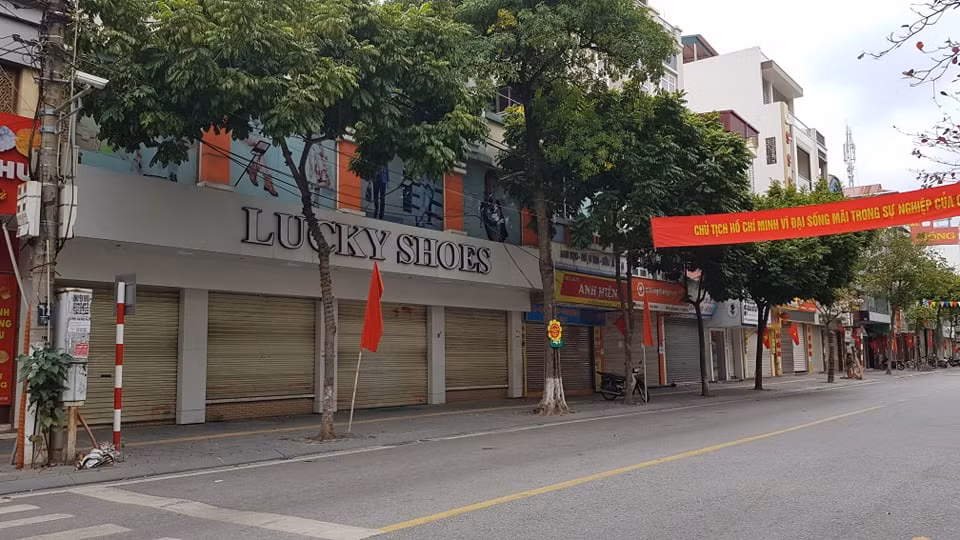 Các cửa hàng vốn sầm uất nay im lìm.