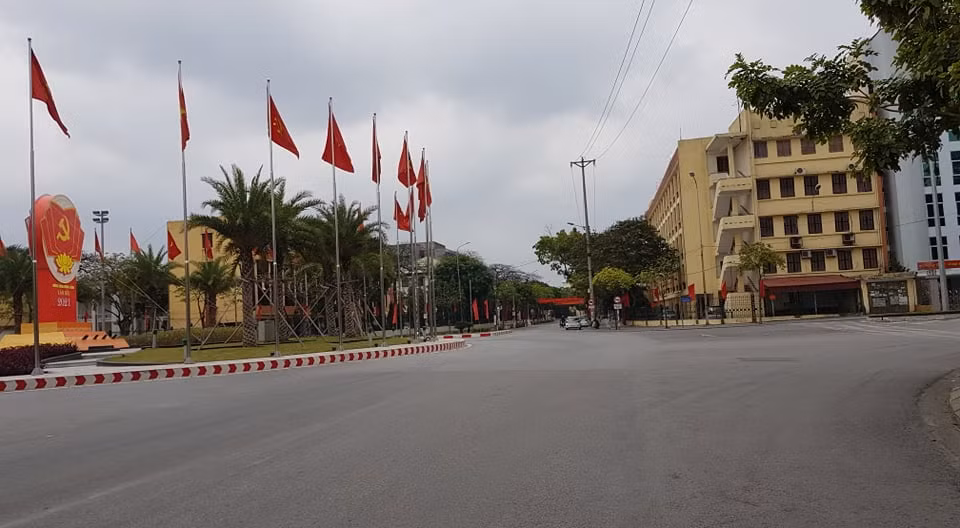 Khu vực nút giao Trần Hưng Đạo, Thanh Miên cũng vắng vẻ.