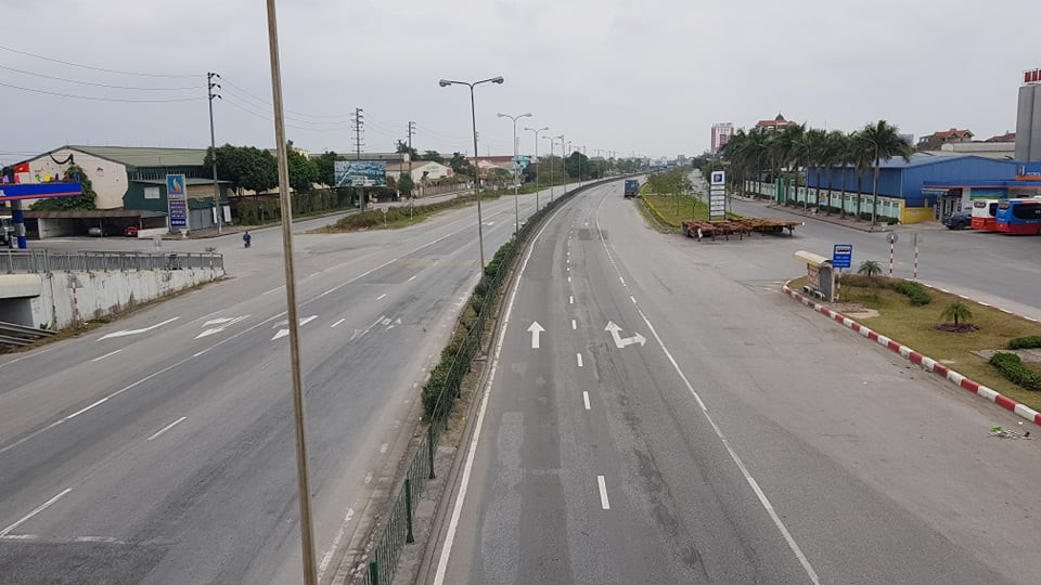 Hình ảnh này hiếm có trên QL5 bởi đây là con đường huyết mạch, lưu lượng giao thông lớn.