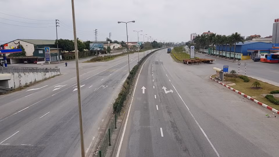 Hình ảnh này hiếm có trên QL5 bởi đây là con đường huyết mạch, lưu lượng giao thông lớn.