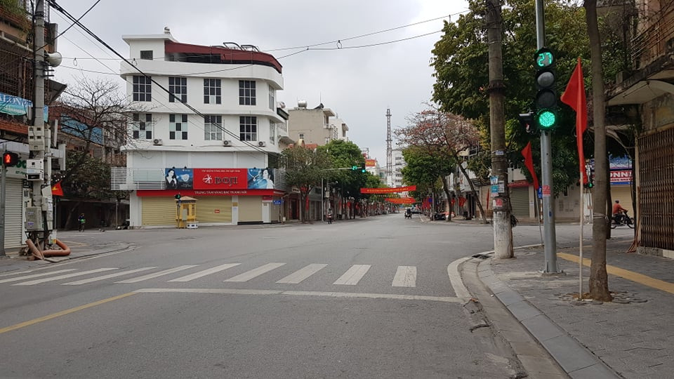 Khu vực ngã tư Trần Hưng Đạo, Quang Trung cũng không một bóng người.