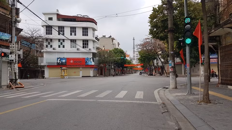 Khu vực ngã tư Trần Hưng Đạo, Quang Trung cũng không một bóng người.